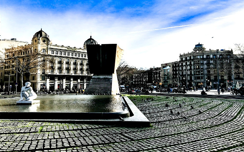 What are the things to do in Plaça de Catalunya ? Plaça de Catalunya
